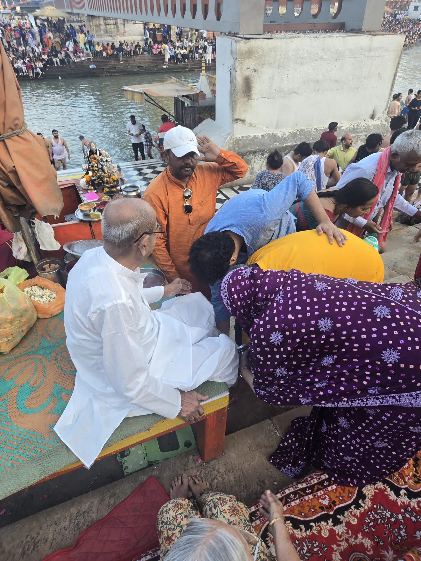 Devotee family with Tirth Purohit at Haridwar